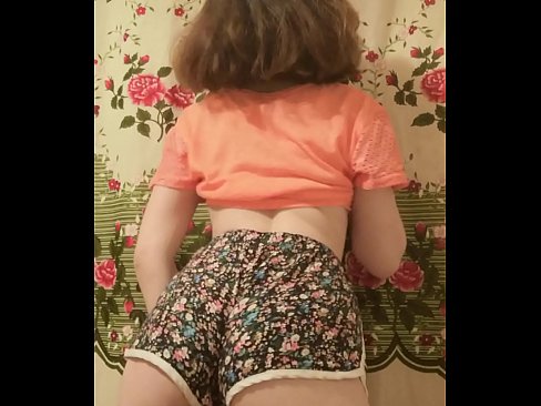 ❤️ 性感的年轻宝贝在镜头前脱下她的短裤 ❌ Porno vk