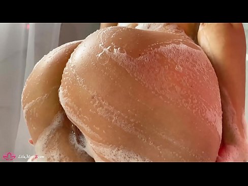 ❤️ 布鲁内特在淋浴时用振动器自慰阴部达到强烈的高潮 ❌ Porno vk