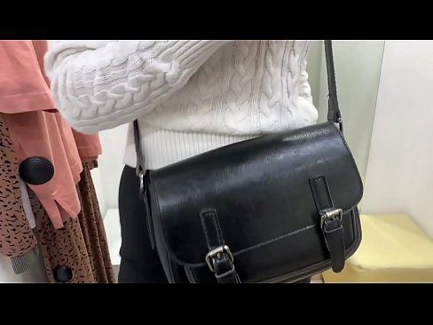 ❤️ 年轻婊子FeralBerry在试衣间用假阳具公开自慰 ❌ Porno vk