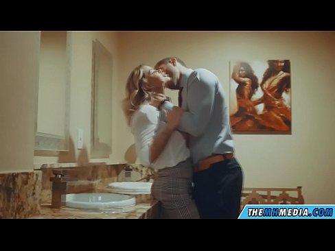 ❤️ 当一个胸大无脑的金发女郎在公共厕所里勾引你时 ❌ Porno vk